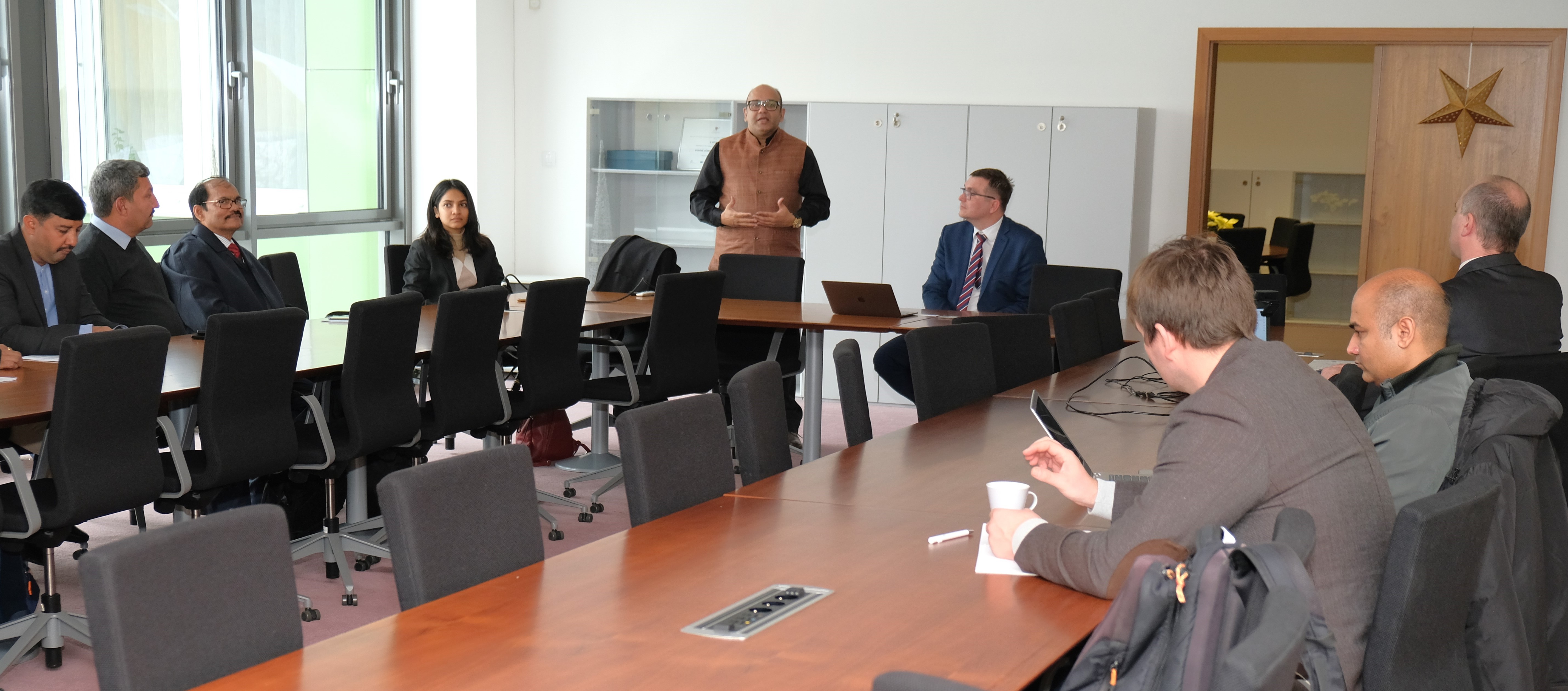 Zástupce indického velvyslanectví Shri Abhijit Chakraborty a prof. Ing. Jaroslav Koton, Ph.D. oslovili účastníky workshopu během zahajovací sekce