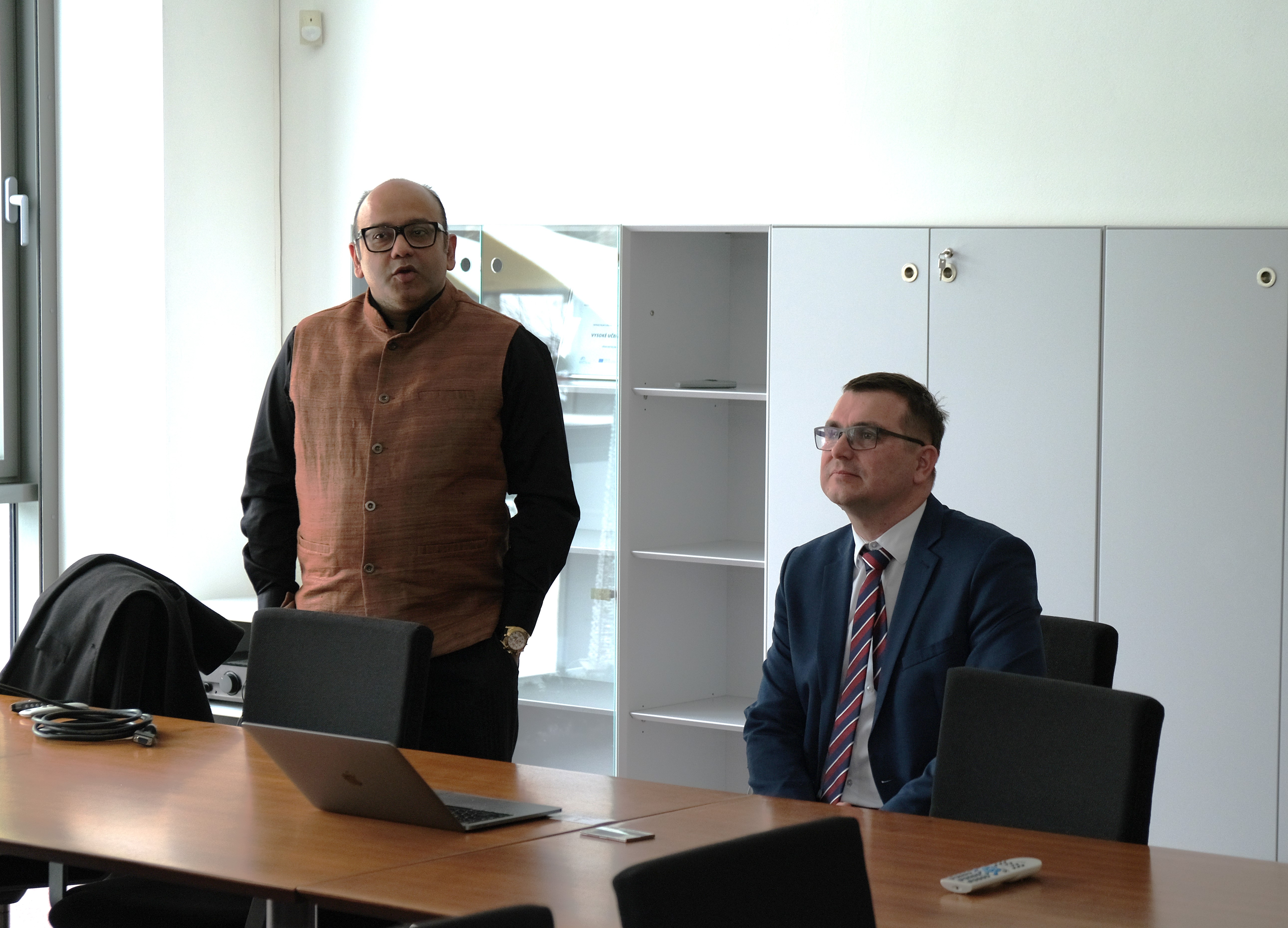 Zástupce indického velvyslanectví Shri Abhijit Chakraborty a prof. Ing. Jaroslav Koton, Ph.D. otevírají české-indický workshop