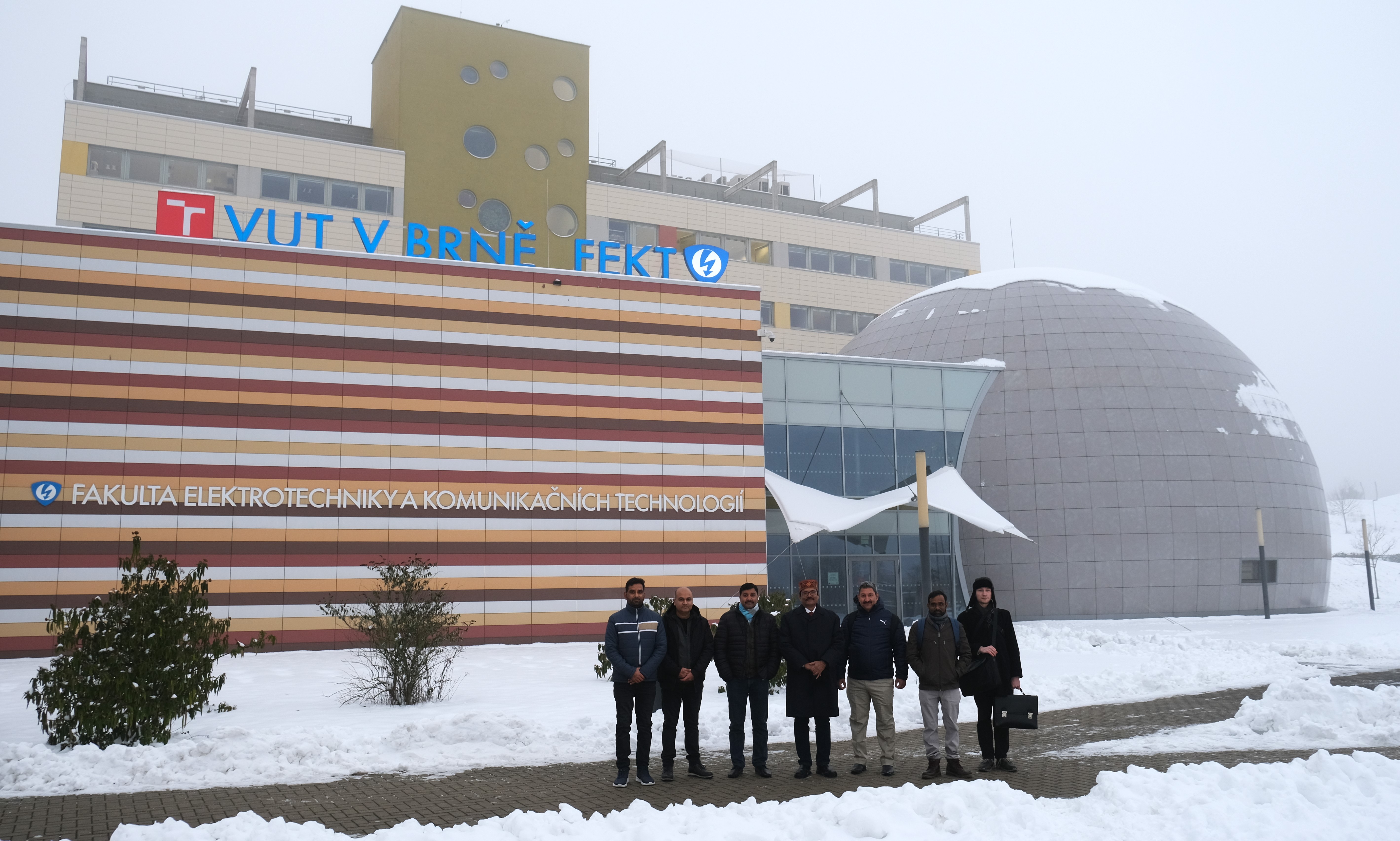 Zástupci indických univerzit před budovou FEKT VUT na adrese Technická 12 s doktorandem FEKT Ing. Jiřím Burianem (zleva prof. Dalpat Meena, Dr. Siddharth Parashari, prof. Ajay Kumar, prof. Nand Lal Singh, prof. Sanjeev Kumar, Dr. Rajnikant Makwana)